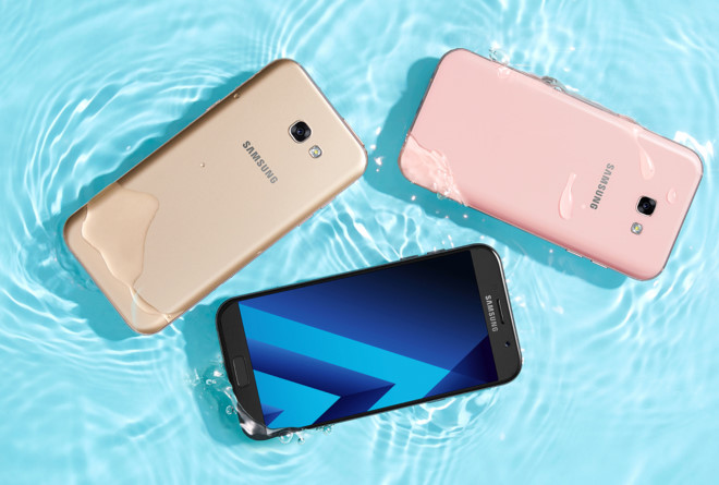 Samsung Galaxy A7 (2017) sở hữu thiết kế khá đơn giản, thanh lịch và hiện đại. Toàn bộ thân máy là một khối liền mạch của kim loại và kính cong 3D, camera hoàn toàn phẳng. Bên cạnh đó, smartphone này còn sở hữu màn hình Full HD, bộ vi xử lý 8 nhân xung nhịp cao 1,9 GHz cùng dung lượng RAM 3GB và bộ nhớ trong 32GB. Nếu bạn không muốn chi quá nhiều tiền cho một chiếc smartphone và vẫn muốn có được một thiết cấu hình tương đối, thì A7 (2017) là một lựa chọn hợp lý. Tuy nhiên, là sản phẩm thuộc dòng tầm trung nên Galaxy A7 2017 vẫn gặp bất lợi khi so sánh về hiệu năng, camera với những smartphone cao cấp.
