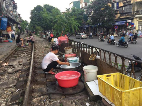 Đường tàu bên cạnh phố Phùng Hưng...