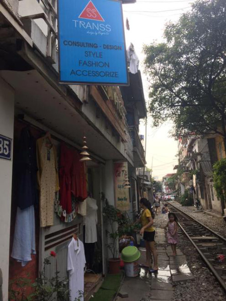 Cửa hàng quần áo nhỏ nhắn nằm bên trong khu phố đường tàu nhỏ hẹp...