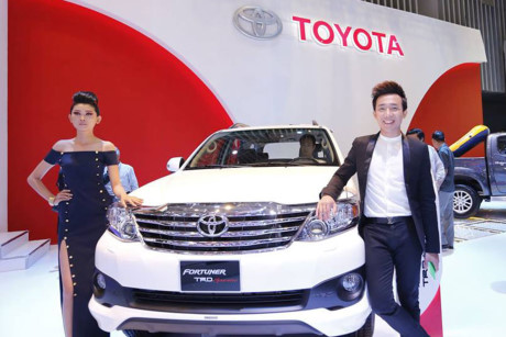 Trước đó, tại triển lãm Vietnam Motor Show 2014, Trấn Thành từng xuất hiện tại gian hàng của Toyota khi đứng bên cạnh chiếc Fortuner TRD khiến nhiều người lầm tưởng đây là chiếc xe do anh đặt mua.