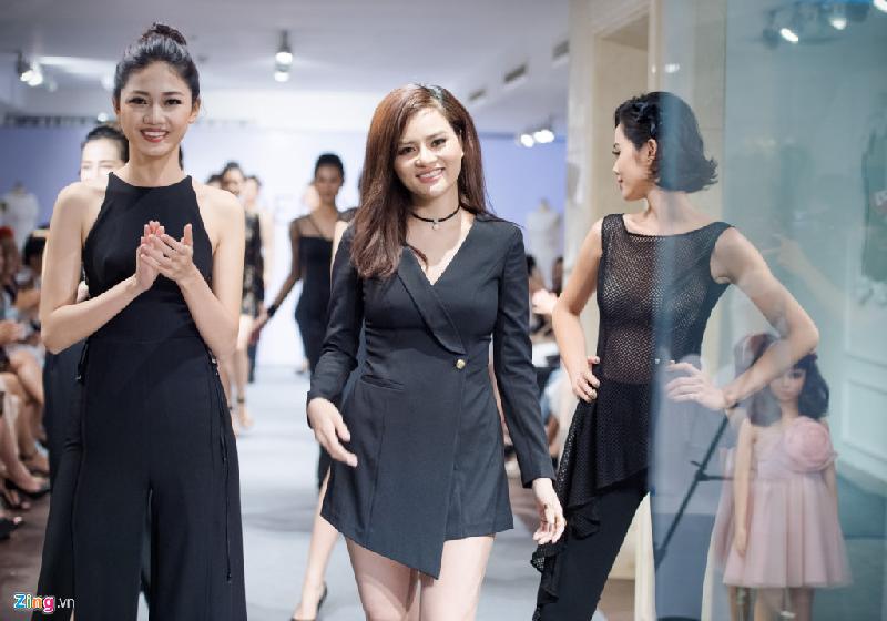 Diệp Lâm Anh diện trang phục kém tinh tế đi dự show thời trang