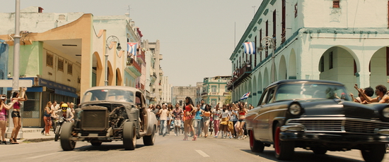 Fast & Furious 8 là bộ phim điện ảnh đầu tiên của Hollywood được cấp phép quay tại Cuba sau khi Mỹ và nước này bình thường hóa quan hệ.