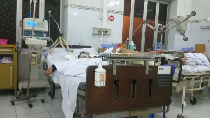 Anh Định được các bác sĩ tại bệnh viện 103 tích cực cứu chữa do bị đâm 2 nhát vào mông.