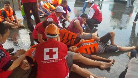  Sau gần 20 phút tổ chức chữa cháy và cứu nạn, cứu hộ tàu lực lượng tham gia chữa cháy và cứu nạn, cứu hộ đã cứu được tất cả các nạn nhân trôi dạt trên sông, dập tắt hoàn toàn đám cháy.