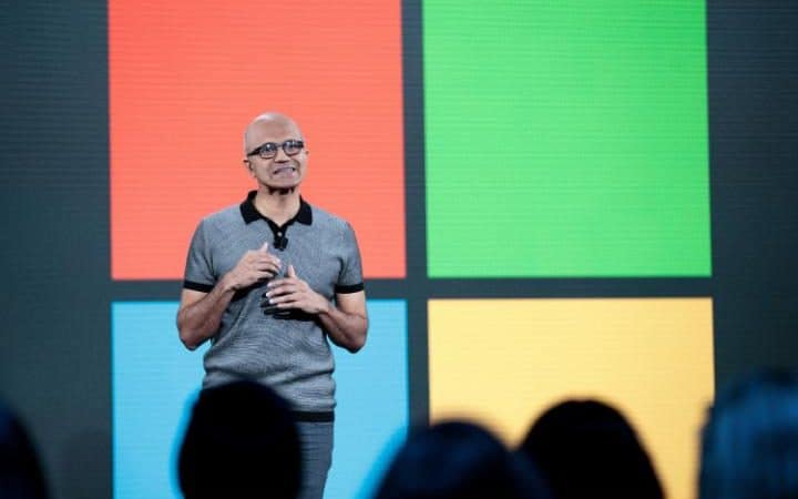 Giám đốc điều hành của Microsoft là Satya Nadella đang giới thiệu hệ điều hành Windows 10 S