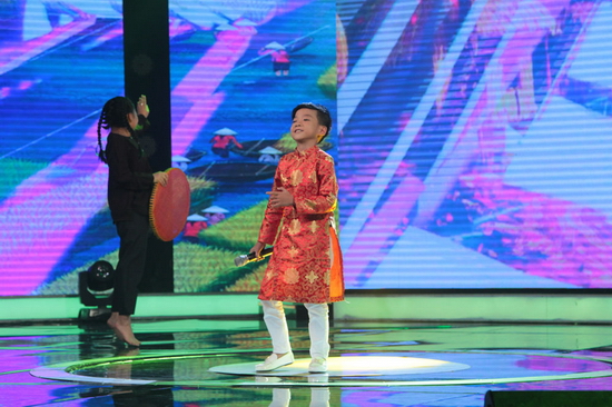 Tiếp đến là phần thi của “cậu bé hát Rock” Minh Chiến - thí sinh từng lấy nước mắt của khán giả khi hát về miền Trung lũ lụt ở Vòng Thể hiện.