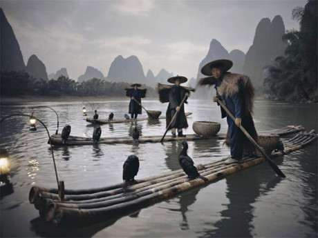 Bộ tộc đánh cá tại Quảng Tây, Trung Quốc. Đây là bộ tộc duy nhất vẫn còn sử dụng kỹ thuật đánh bắt cá bằng chim cốc. Để điều khiển những con chim này, ngư dân buộc một cái bẫy gần gốc cổ họng của chim để ngăn nó nuốt những con cá lớn.