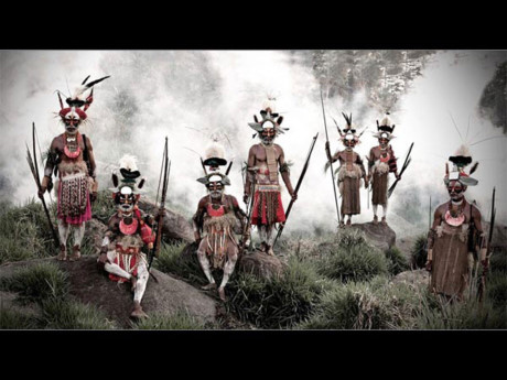 Bộ tộc người Goroka, Papua, New Guinea. Giống như những bộ tộc khác, những người dân ở đây sống chủ yếu dựa vào việc săn bắn, trồng trọt. Nhưng điểm đặc biệt là họ thường thị uy với kẻ thù bằng cách trang điểm thật hào nhoáng và sử dụng những đồ trang sức kỳ quái.