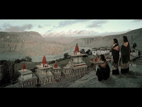 Bộ tộc Mustang. Họ là những người cuối cùng còn lưu giữ nền văn hóa nguyên bản của Tây Tạng. Người Mustang có niềm tin mãnh liệt vào thánh thần, tôn giáo. Hiện nay bộ lạc này đang trên bờ vực biến mất