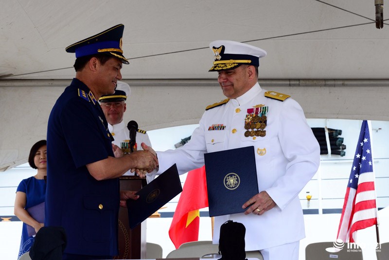 Trung tướng Nguyễn Quang Đạm, sĩ quan chỉ huy, Cảnh sát biển Việt Nam, và Chuẩn Đô đốc Michael J. Haycock, trợ lý tham mưu trưởng về quân dụng và cán bộ chuyên trách quân dụng, Tuần duyên Hoa Kỳ, bắt tay trong buổi lễ bàn giao tại Căn cứ Tuần duyên Honolulu hôm 25/5/2017. 