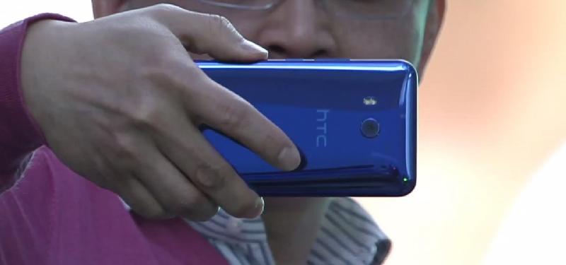 HTC U11 được trang bị bộ 04 cảm biến lực, được bố trí dọc theo hai bên thân máy. Nhiệm vụ của các cảm biến này là phát hiện các mức lực nhấn khác nhau và sau đó chuyển thành lệnh cho bộ vi xử lý. Theo công bố của HTC các cảm biến này có độ chính xác khá cao, tiêu tốn ít năng lượng cũng như hiệu trong  quá trình sử dụng.