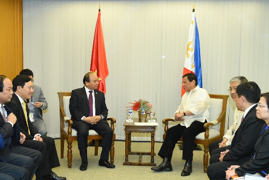 Thủ tướng Nguyễn Xuân Phúc và Tổng thống Philippines Rodrigo Roa Duterte bày tỏ hài lòng về sự tiến triển tốt đẹp của quan hệ Đối tác chiến lược giữa hai nước thời gian qua. Ảnh: VGP