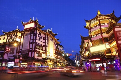 Đứng thứ 3 trong danh sách này là Thượng Hải. Đây là thành phố lớn nhất tại Trung Quốc cũng là thành phố quốc tế nhất, mang đến cho du khách cơ hội trải nghiệm quá khứ, hiện tại và tương lai cùng lúc. Sông Hoàng Phố chia Thượng Hải thành hai quận: Phố Đông và Phố Tây. Đường chân trời Phố Đông trông như được tách ra từ bộ phim The Jetsons, với Tháp Truyền hình Minh Châu Phương Đông nhìn tựa cây kẹo mút hai đầu. Ở phía Phố Tây, du khách có thể đi dạo quanh quận bờ sông Bund để cảm nhận hương vị Thượng Hải cổ xưa.