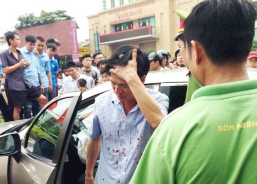 Ông Đặng Việt Khoa rời hiện trường sau khi gây tai nạn liên hoàn.