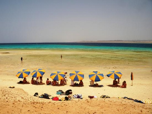 Bãi biển tiếp theo bạn nên ghé thăm khi đến Trung Đông là bãi biển Sharm El Luli ở Marsa Alam, Ai Cập. Theo đánh giá nơi đây là “Thiên đường. Bãi biển tuyệt đẹp, nguyên sơ và viện hải dương học nhiệt đới dưới nước”. Thời điểm lý tưởng nhất để du lịch: Tháng 5 - Tháng 10.