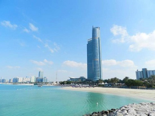 Corniche Beach, gần Abu Dhabi, Các Tiểu vương quốc Ả Rập Thống nhất. Theo nhận xét của du khách đã đến đây, đây là bãi biển đáng yêu và an toàn. Có gần 130 khách sạn để bạn chọn lựa và thời điểm lý tưởng nhất để du lịch: Tháng 10 - Tháng 4