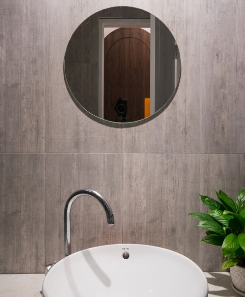 Khu vệ sinh được thiết kế đơn giản với gam màu trung tính nhưng hiện đại.
