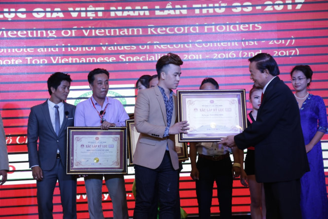 Phạm Hồng Minh nhận kỷ lục Họa sĩ vẽ tranh trình diễn và tranh nước đầu tiên tại Việt Nam