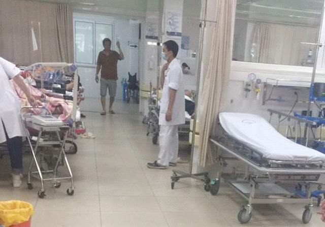 Hà Nội: Hàng chục người mang hung khí vào viện chém bệnh nhân