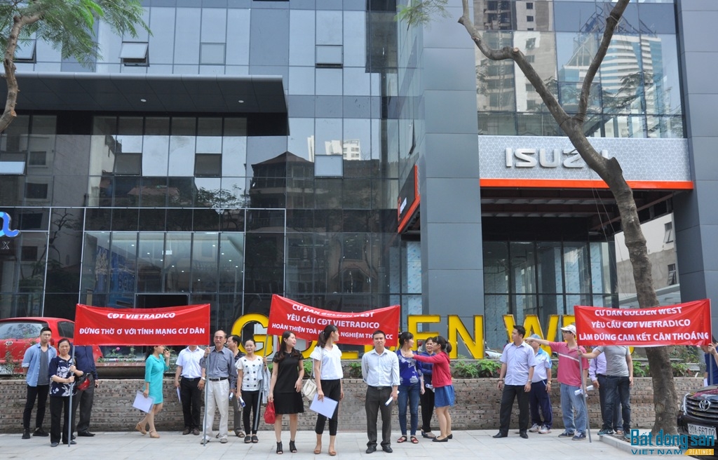 Cư dân chung cư Golden West biểu tình phản đối chủ đầu tư
