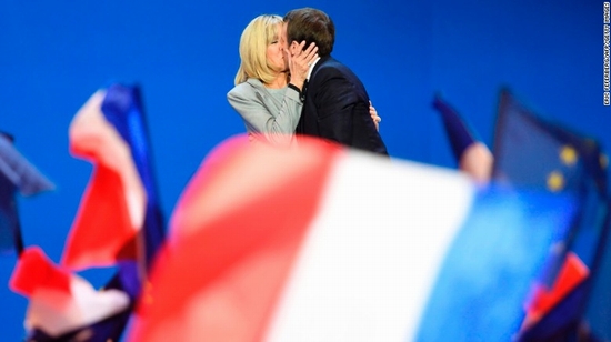 Ông Macron và người vợ hơn ông 24 tuổi