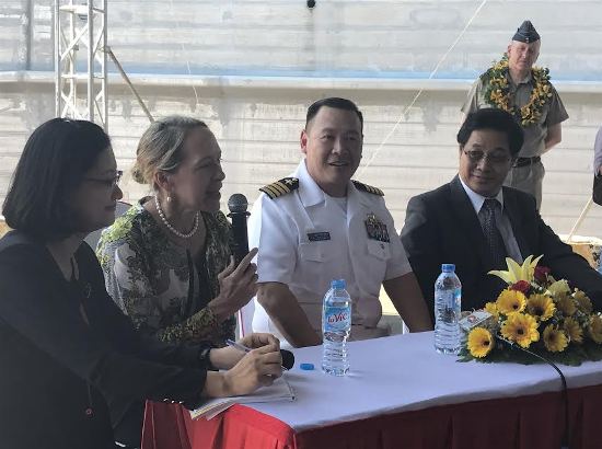 Tổng Lãnh sự Mary Tarnowka (thứ hai từ trái sang), Đại tá Hải quân Hoa Kỳ Stanfield Chien (thứ ba từ trái sang), Tổng chỉ huy PP17 và ông Lâm Quang Minh (bên phải), Giám đốc Sở Ngoại vụ Đà Nẵng, tại cuộc họp báo về Chương trình Đối tác Thái Bình Dương 2017 tại Đà Nẵng. Ảnh: Tổng Lãnh sự quán Hoa Kỳ tại Thành phố Hồ Chí Minh