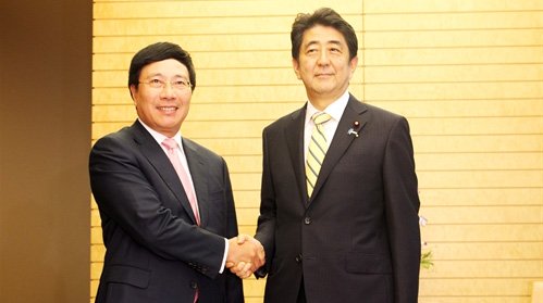 Phó Thủ tướng Phạm Bình Minh và Thủ tướng Nhật Bản Shinzo Abe (ảnh: VNN)