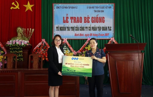 Bà Trần Thị Kim Quy – Đại diện Tập đoàn FLC trao ủng hộ bê giống cho bà con 