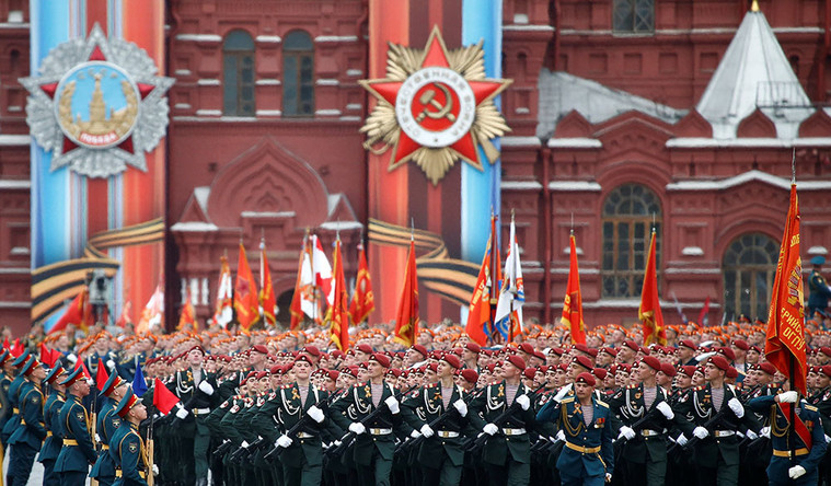 Hàng nghìn binh sĩ Nga kiêu hãnh diễu binh qua Quảng trường Đỏ cùng với những vũ khí, thiết bị quân sự tối tân nhất