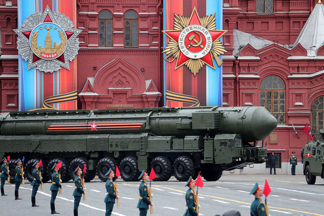 Tên lửa đạn đạo xuyên lục địa có khả năng hạt nhân Yars – một thàn phần then chốt trong chiến lược răn đe hạt nhân trong tương lai của Nga, tại lễ diễu binh