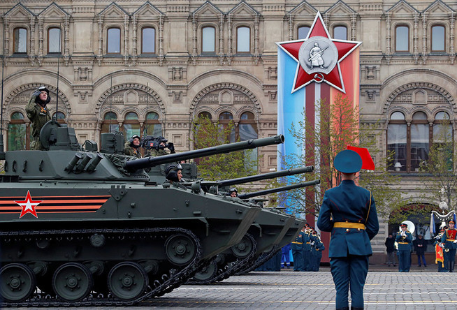  Xe tăng Armata T-14 tiếp tục trở thành tâm điểm gây chú ý trong lễ diễu binh