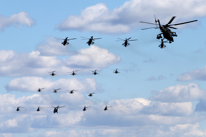 Trực thăng tấn công Kamov Ka-52 Alligator, trực thăng chở hàng hạng nặng Mil Mi-26 và trực thăng đa nhiệm Mil Mi-8 trong buổi trình diễn.