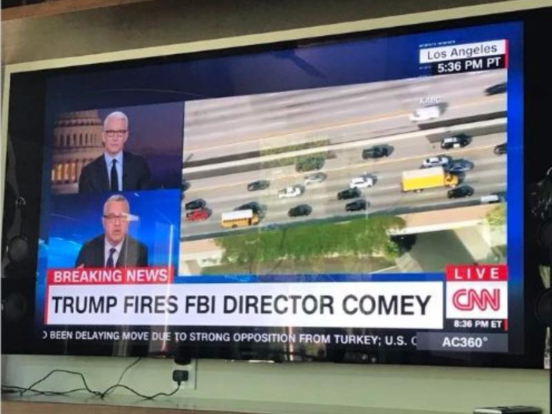 Đài CNN chiếu cảnh đoàn xe của ông Comey đổ tới sân bay được trực thăng của các phóng viên hãng này quay lại.