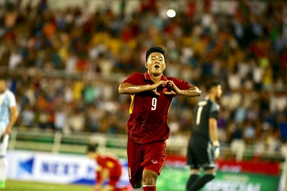 Đức Chinh ăn mừng bàn thắng duy nhất chi U20 Việt Nam