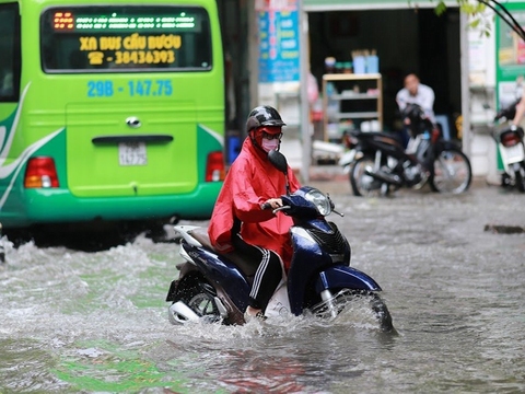 Hà Nội: Cả loạt phố ngập nặng sau trận mưa như trút nước