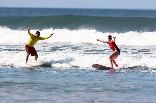 Nosara, Costa Rica: Có hơn 4000 khách sạn tại đây cho bạn chọn lựa. Nếu bạn hỏi mình sẽ làm gì ở Nosara? Bạn có thể giải đáp câu hỏi này bằng lướt sóng, lướt ván buồm hay lướt ván diều. Chúng đều là những hoạt động tuyệt vời mang đến cho bạn những trải nghiệm đặc biệt. Bạn cũng có thể thực hiện những chuyến tham quan tự nhiên bằng xe địa hình hoặc... cưỡi ngựa, leo núi hoặc chọn cho mình những trò vui chơi ngoài trời thú vị.