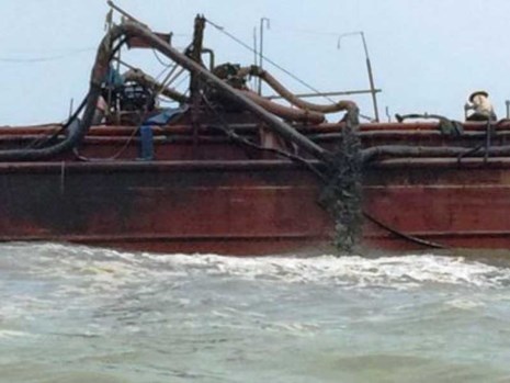 Tàu đổ bùn thải nạo vét từ khu vực cảng Nghi Sơn xuống vùng biển Nghệ An, Hà Tĩnh. Ảnh: CTV