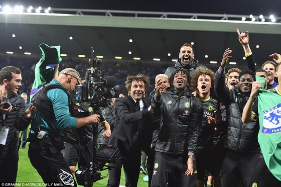 Thày trò ông Conte ăn mừng chức vô địch ngay trên sân đối phương