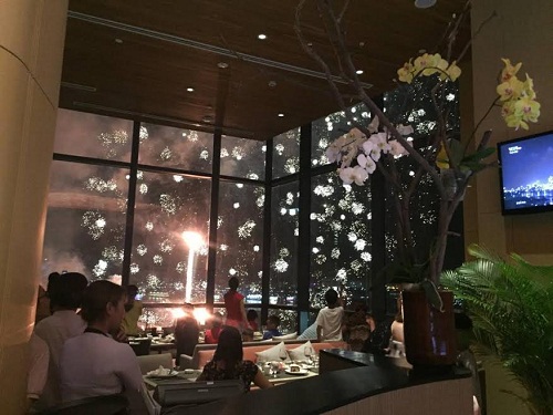 Bên ngoài khung cửa kính của nhà hàng The Square, những bông pháo hoa rơi như thể những bông tuyết mùa đông. Phong cách ngắm pháo hoa lãng mạn này hẳn là chỉ Novotel Danang Premier Han River  mới có thể đem đến cho bạn.