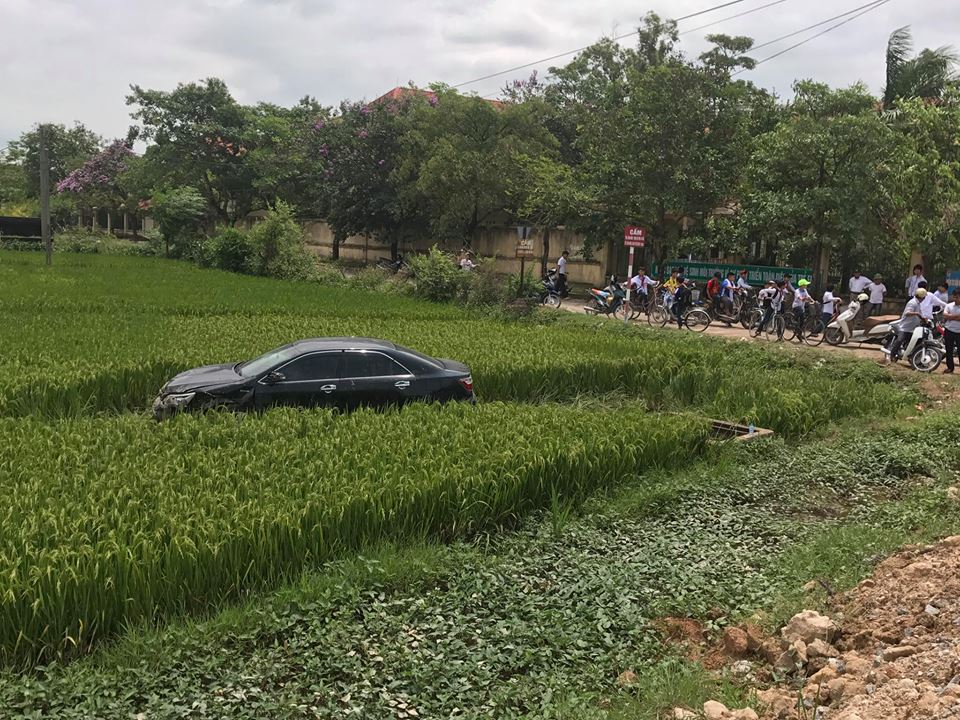 Bắc Ninh: Xe Camry mất lái đâm 3 học sinh tử vong