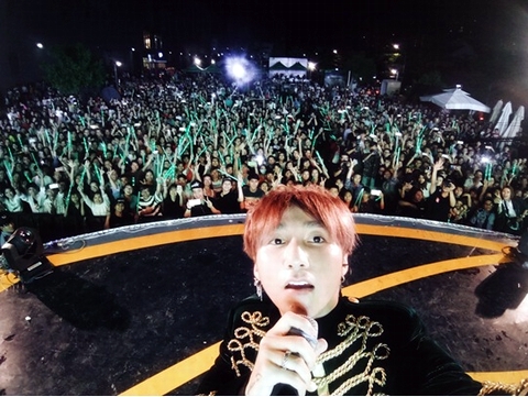 Ca sĩ Sơn Tùng đã có một bức ảnh selfie với hàng ngàn khán giả tham gia ngày hội.