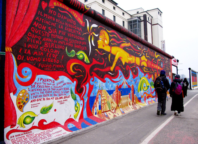 5. Bức tường Berlin, Đức: Bức tường Berlin lịch sử từng là nơi chia cắt Đông Đức và Tây Đức, nhưng hiện tại nó đã bị phá hủy. Những gì còn sót lại trên bức tường lịch sử kia được bao phủ bằng vô số hình vẽ graffiti, nơi các tín đồ du lịch ngày nay thường tới chụp hình check in.