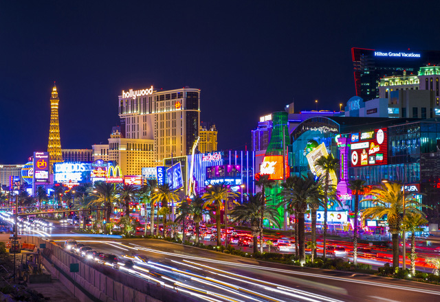 6. Dải Las Vegas, Nevada: Dải Las Vegas là một phần của đại lộ nam Las Vegas, nơi tập trung nhiều khách sạn, sòng bạc cũng như bản sao của các điểm tham quan khác nhau trên thế giới. Đây là đoạn đường dài hơn 6km nằm trong quận Clark, tiểu bang Nevada.