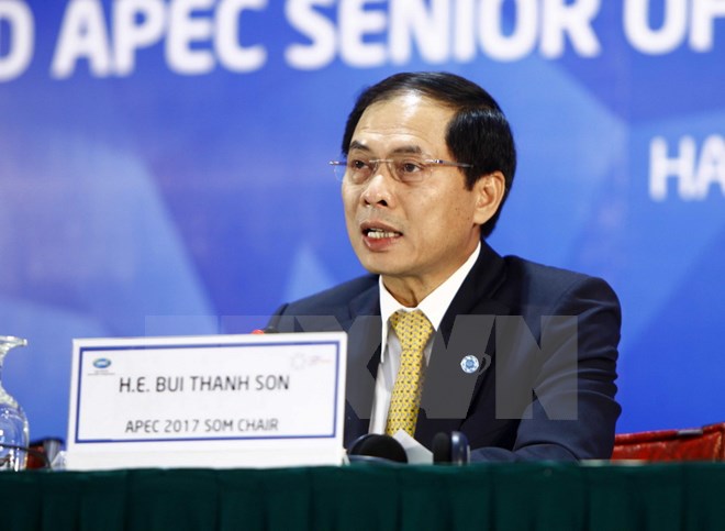 Thứ trưởng Bộ Ngoại giao Bùi Thanh Sơn phát biểu tại cuộc họp báo thông báo kết quả SOM 2 APEC 2017. (Ảnh: An Đăng/TTXVN)