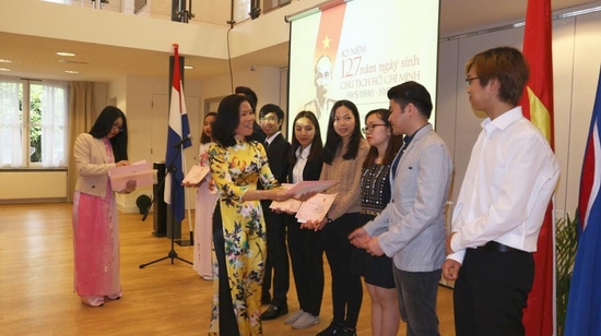 Đại sứ Ngô Thị Hòa trao bằng khen và chụp ảnh với 17 sinh viên Việt Nam có thành tích xuất sắc