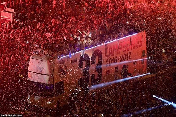 Hàng chục nghìn CĐV chào đón nhà vô địch Real Madrid!