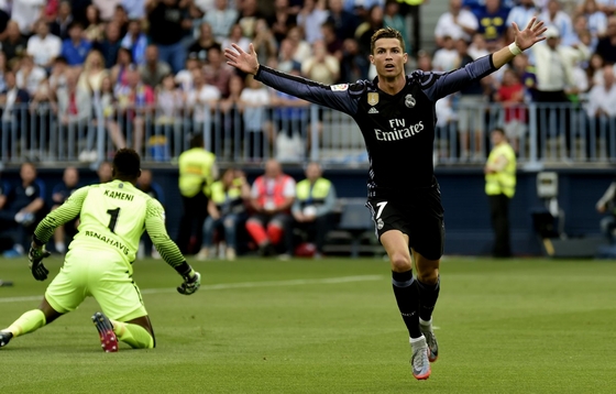 C.Ronaldo đã quân bình kỷ lục ghi bàn của Messi!