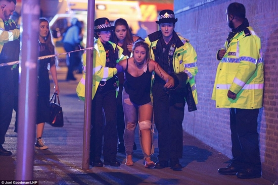 Vụ nổ Manchester: Cha mẹ hoảng loạn tìm con, 50 trẻ em bơ vơ