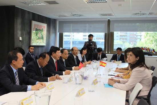 Phó Thủ tướng, Bộ trưởng Phạm Bình Minh đã có cuộc gặp với Bộ trưởng, Quốc vụ khanh phụ trách thương mại của Tây Ban Nha Maria Luisa Poncela
