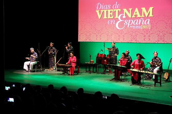 Phó Thủ tướng Phạm Bình Minh bày tỏ tin tưởng rằng với sự kiện “Ngày Việt Nam” tại Tây Ban Nha được tổ chức trong dịp này, đất nước và con người Việt Nam sẽ đến gần hơn với bạn bè Tây Ban Nha 